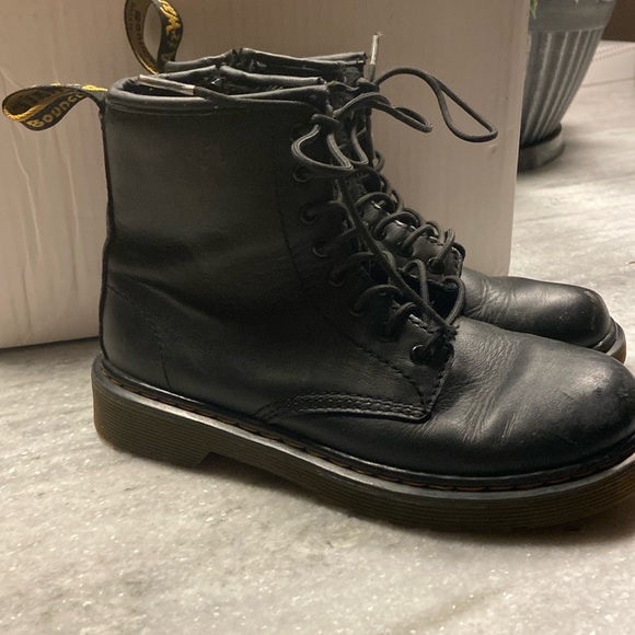 Children’s Dr.Martens UK size 1 US size 2 EU size 33 - Picture 1 of 7